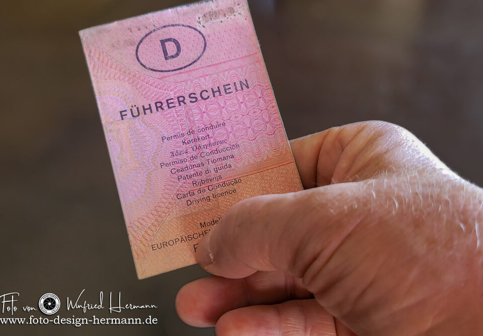 Hand von Winfried Hermann mit rosafarbigem Führerschein